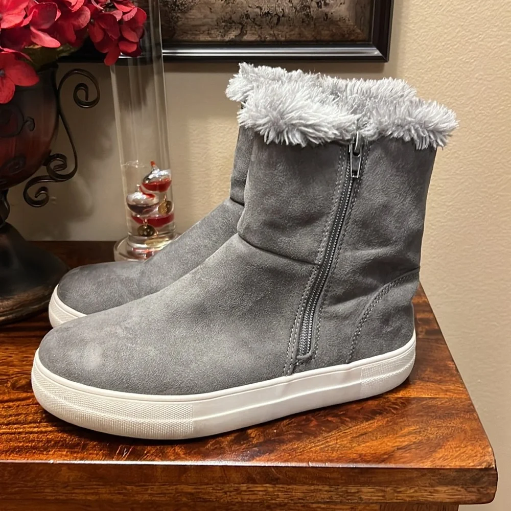 Mia Womens Merion Gray Faux Suede Boots in Size 7.5, EUC